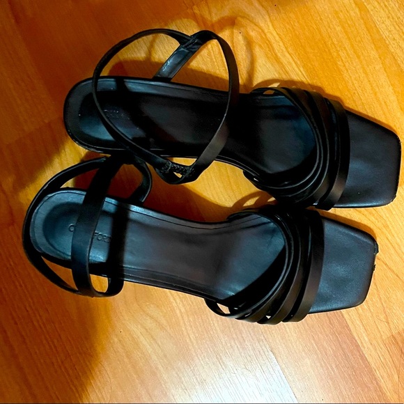 Size 8 Black Strappy Square Open Toe Low Heeled Sandal - Picture 5 of 9